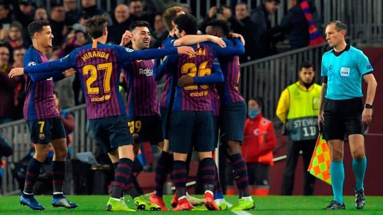 Juan Miranda en un encuentro con el primer equipo celebrando un gol