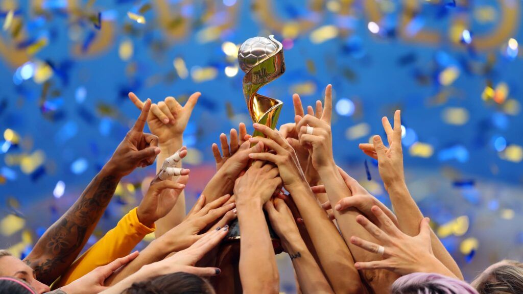 Las jugadoras estadounidenses levantan la Copa del Mundo. | Foto: Fifa
