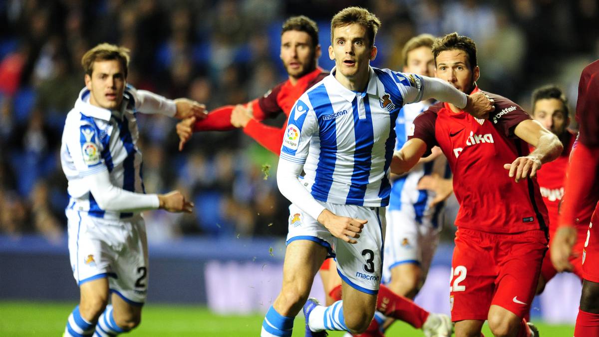 Diego Llorente en un partido con la Real Sociedad