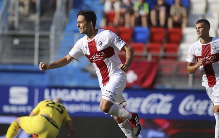 Etxeita celebra un gol con el Huesca la pasada temporada