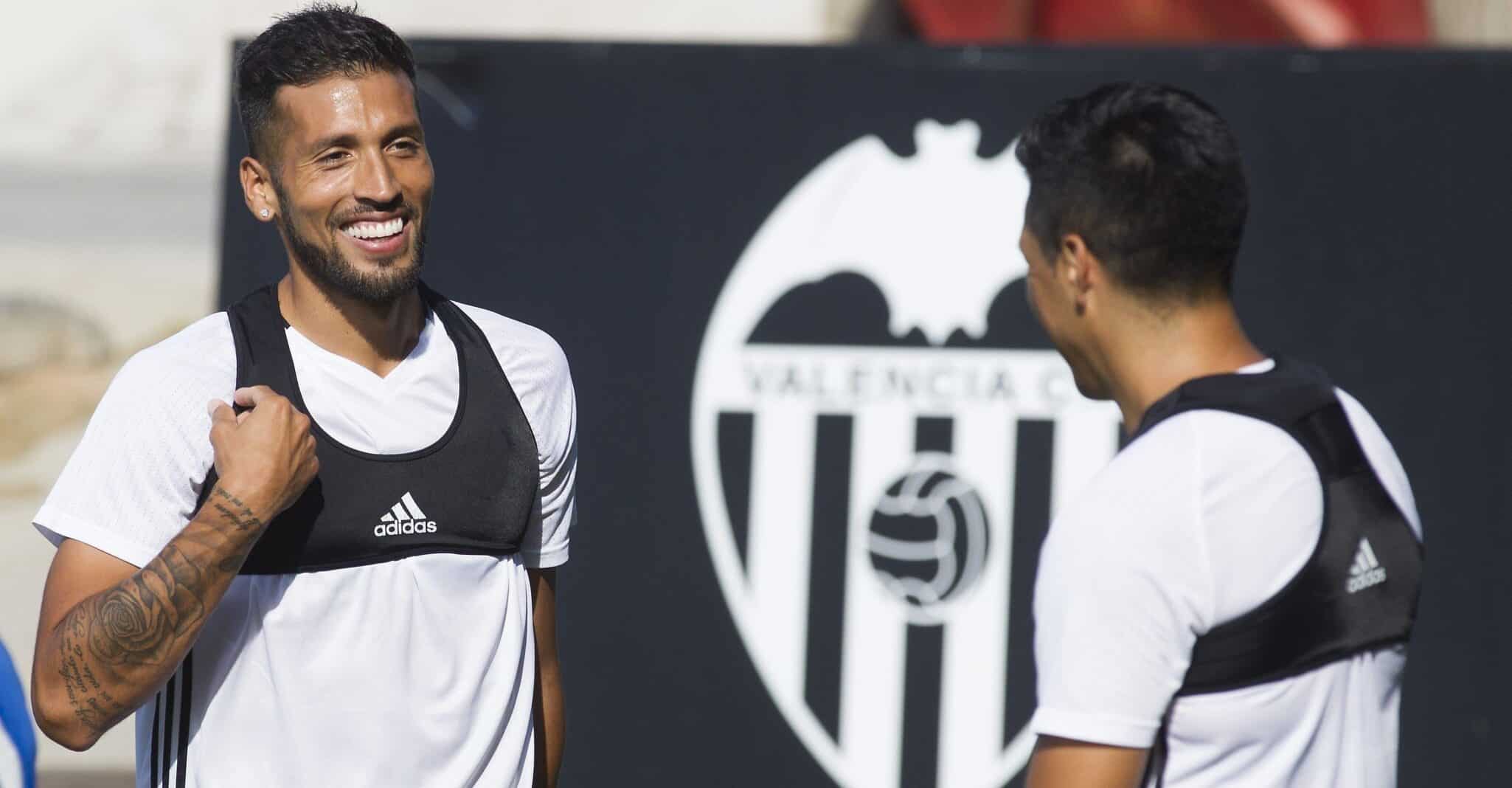 GRA026. VALENCIA, 01/09/2016.- El nuevo fichaje del Valencia CF, el argentino Ezequiel Garay (i), durante su primer entrenamiento como nuevo jugador del Valencia CF. EFE/Miguel Ángel Polo