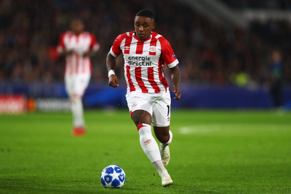 Steven Bergwijn en un partido con el PSV