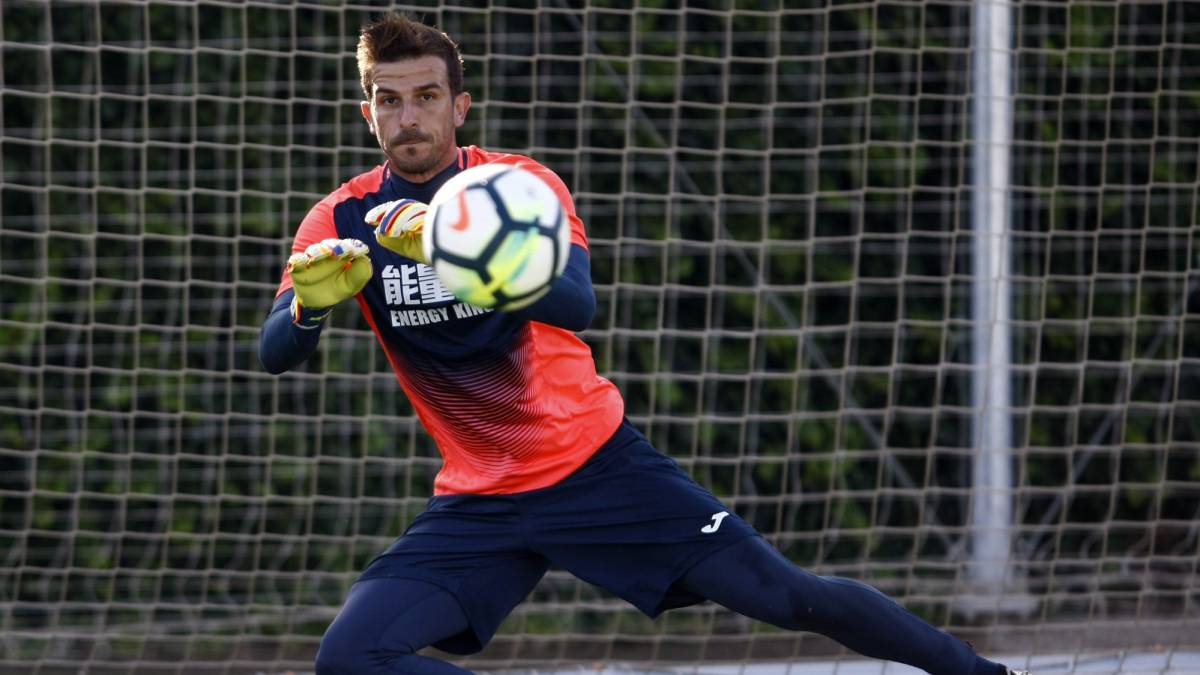 Javi Varas en un entrenamiento con el Granada CF