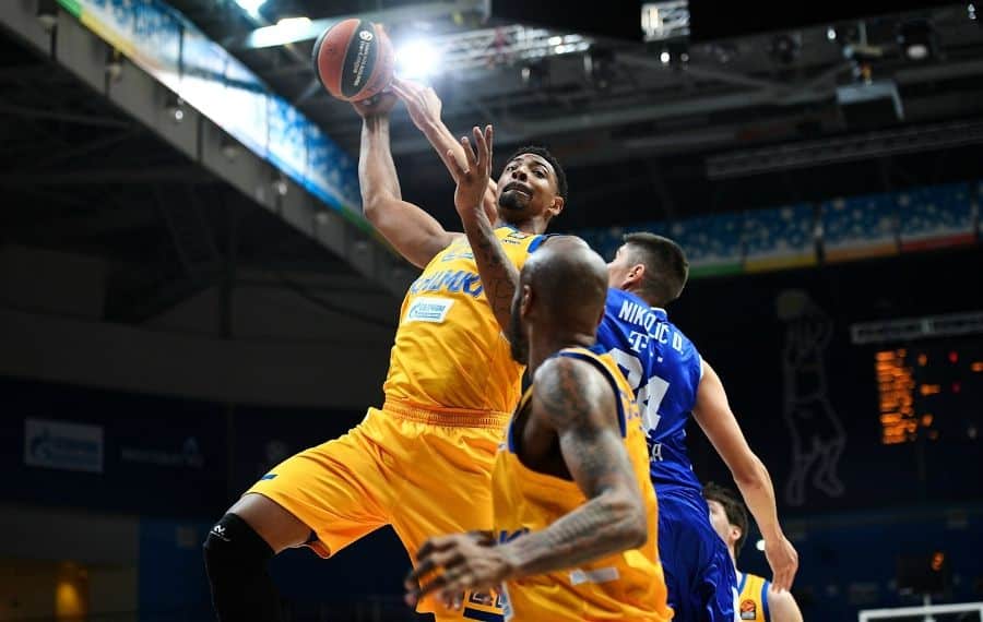 Jordan Mickey realiza un mate ante Danilo Nikolic en un Khimki Moscow Region - Buducnost VOLI Podgorica. Foto: Turkish Airlines Euroleague.