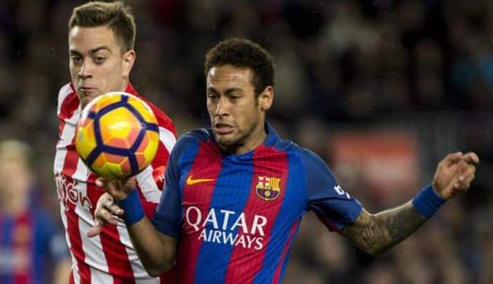 Juan Rodríguez disputa un balón con Neymar en 2016