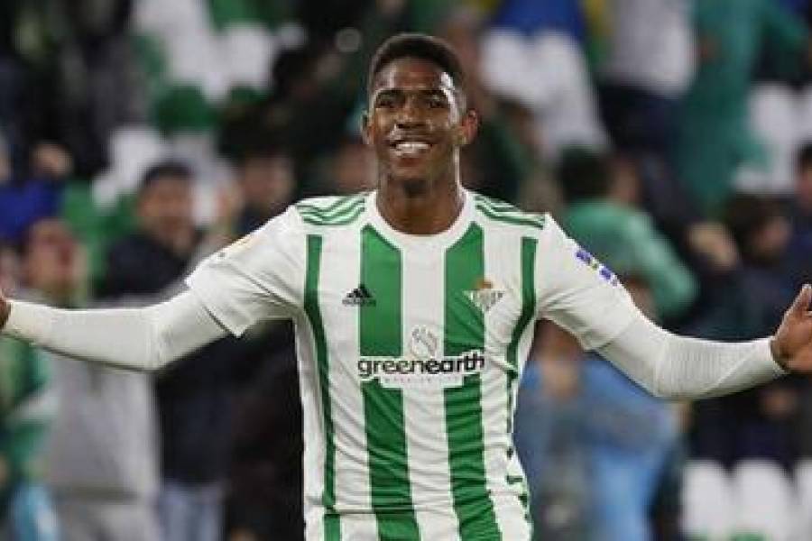 Junior Firpo en un encuentro con el Betis