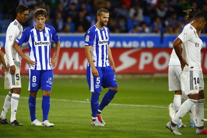 Víctor Laguardia en un partido con el Alavés la pasada campaña