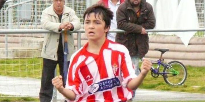 Manu García en su etapa formativa en la Escuela de Fútbol de Mareo