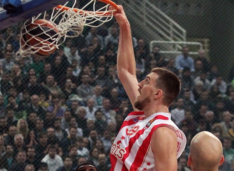 Ognjen Kuzmic hace un mate ante Nick Calathes en un Panathinaikos - Estrella Roja. Foto: Turkish Airlines Euroleague.