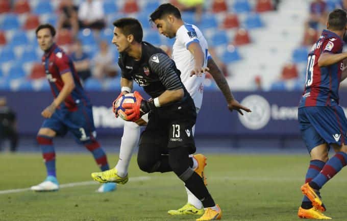 Oier Olazábal en un partido con el Levante