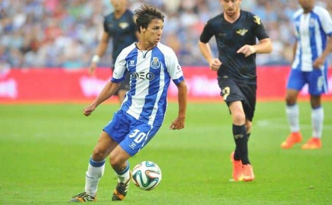 Óliver Torres en un encuentro con el Oporto