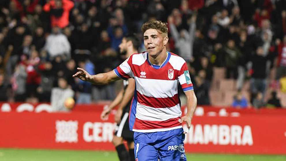 Pozo celebra uno de sus goles con el Granada