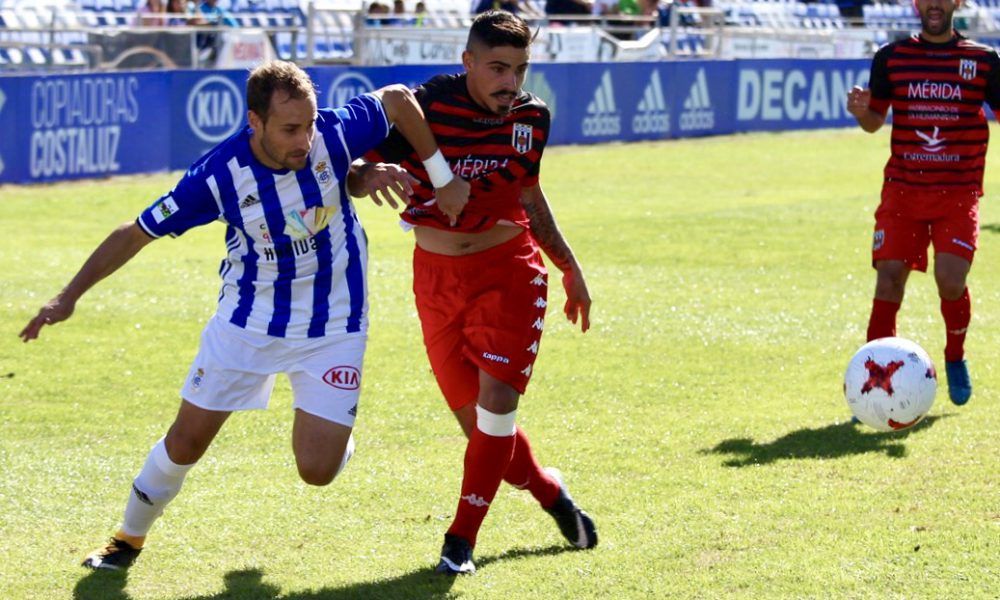 Kike Pina pujando por un balón con Gorka Santamaría