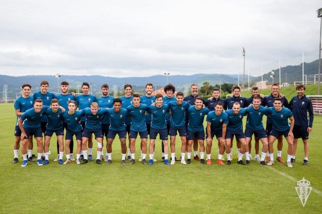 Foto de familia de plantilla y cuerpo técnico antes del primer entrenamiento