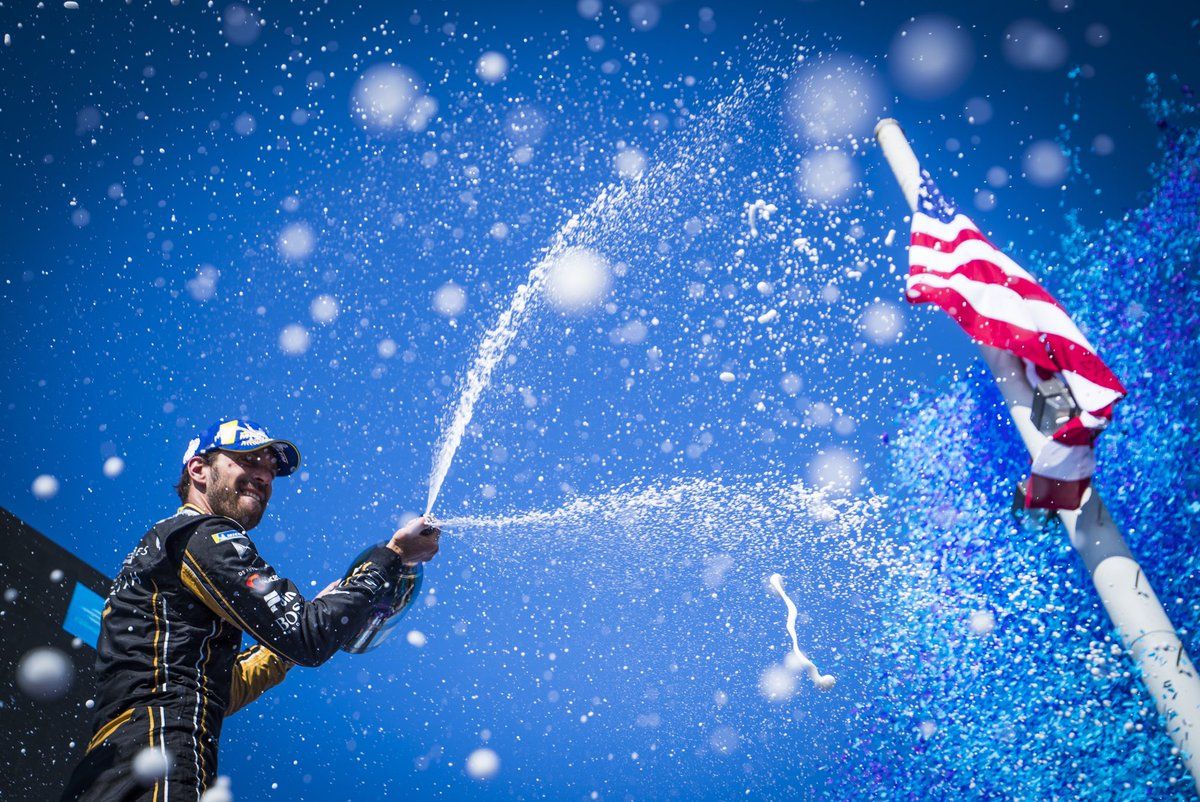 Vergne descorcha el champagne para celebrar su segundo mundial en Fórmula E. @JeanEricVergne