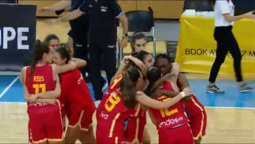 Equipo celebrando la victoria y el pase a semifinales.
Fuente imagen: FIBA