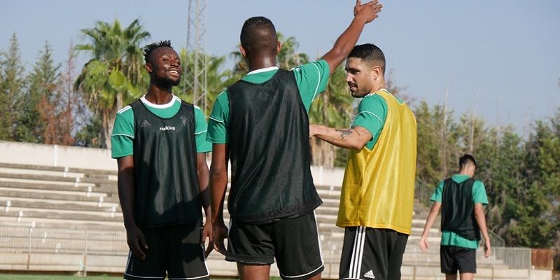 Owusu y Fidel hablan durante un entrenamiento | Imagen: Córdoba CF