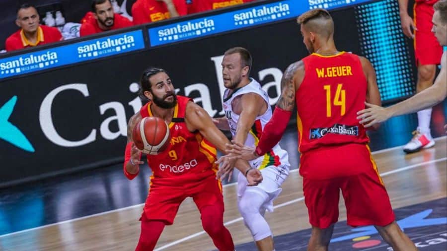 Ricky Rubio se va de Lukas Lekavicius en un España - Lituania.
