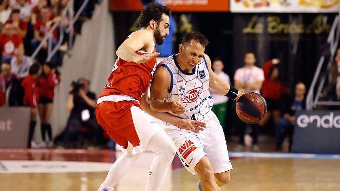 Federico van Lacke bota el balón ante Álvaro Muñoz en un BAXI Manresa - Delteco GBC. Foto: Liga Endesa.