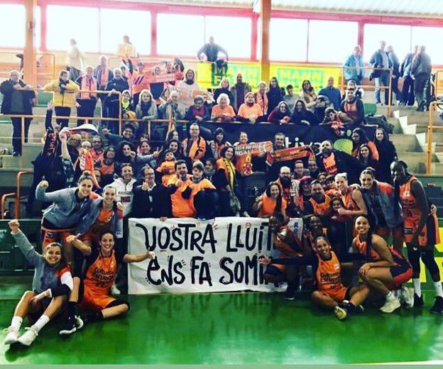 Peña de Las Roskis y grupo de fans desplazados a Zaragoza gracias a Delikia.
Fuente imagen:VBC/Delikia
Imagen que salió publicada con artículo a pág.completa en Las Provincias