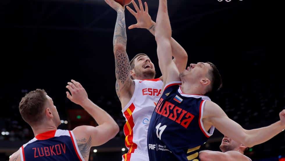 Juancho Hernangómez lanzando a canasta ante la defensa de Zubkov y Antonov. Foto: Mundo Deportivo