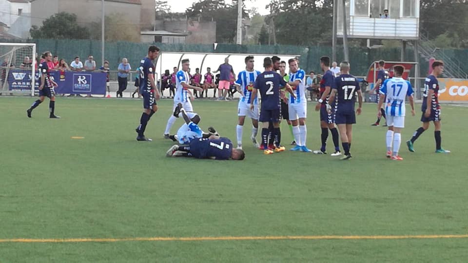 Ronald dejaba a su equipo con diez a los 26 minutos de juego. Foto: Juan Luis Chaves