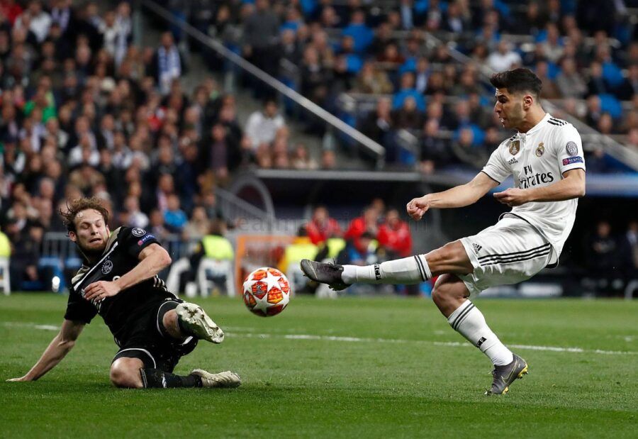 Marco Asensio dispara ante Daley Blind en un Real Madrid Club de Fútbol - AFC Ajax. Foto: Real Madrid Club de Fútbol.