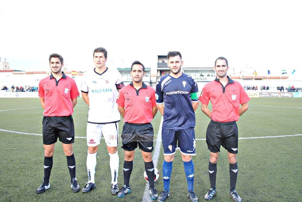 Capitanes de ambos clubes posan antes del inicio del partido de ida de la temporada pasada