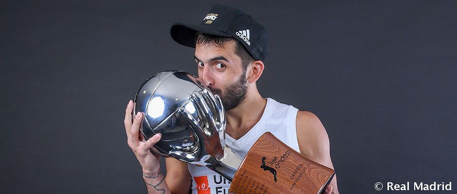 Facundo Campazzo posa con el trofeo de campeón de la Liga Endesa. Foto: Real Madrid.