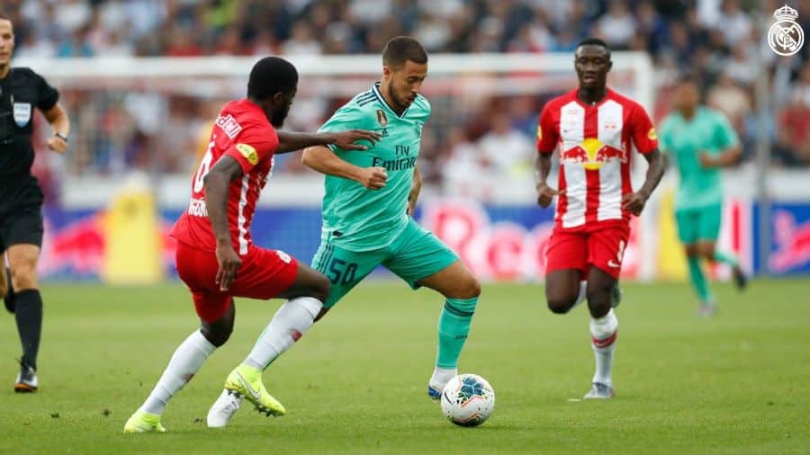 Eden Hazard regatea a Jerome Onguene en un FC Red Bull Salzburg - Real Madrid Club de Fútbol. Foto: Real Madrid Club de Fútbol.