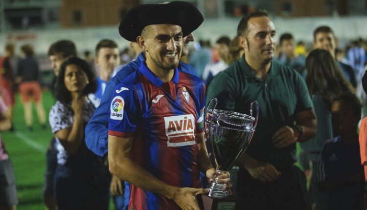 El trofeo fue recogido por Gonzalo Escalante. Foto: @SDEibar