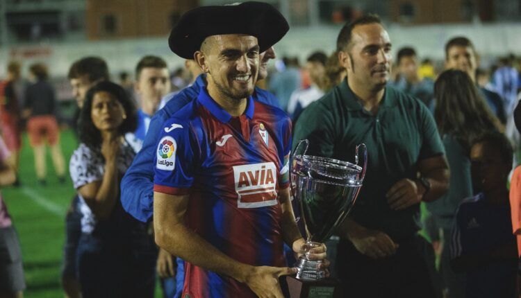 El trofeo fue recogido por Gonzalo Escalante. Foto: @SDEibar