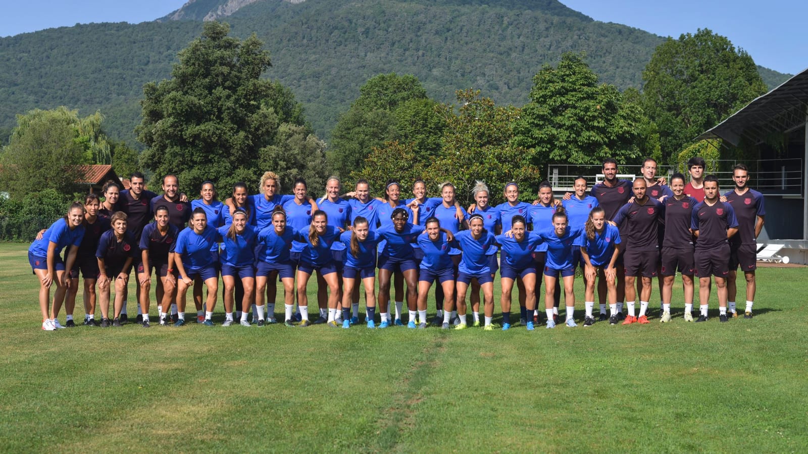 El equipo completo del FC Barcelona Femení en el Vall d'en Bas,