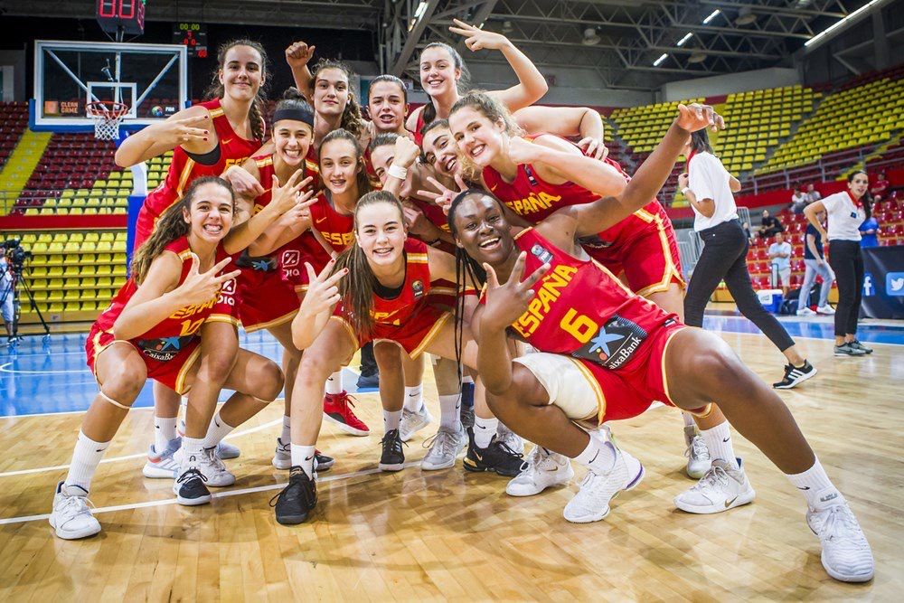 Selección U16F indicando con los dedos que han quedado terceras de Europa
Imagen: FIBA