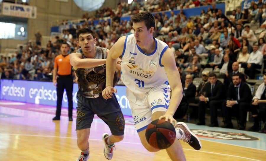 Vlatko Cancar entra a canasta ante Lucio Redivo en un Cafés Candelas Breogán - San Pablo Burgos. Foto: Liga Endesa.