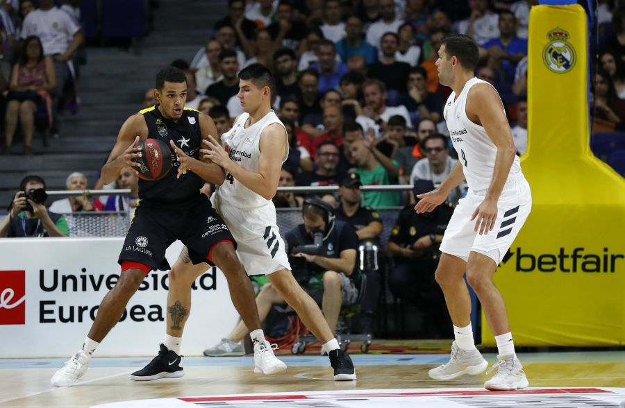 Sebas Sáiz postea a Gabriel Deck en un Real Madrid - Iberostar Tenerife. Foto: Liga Endesa.