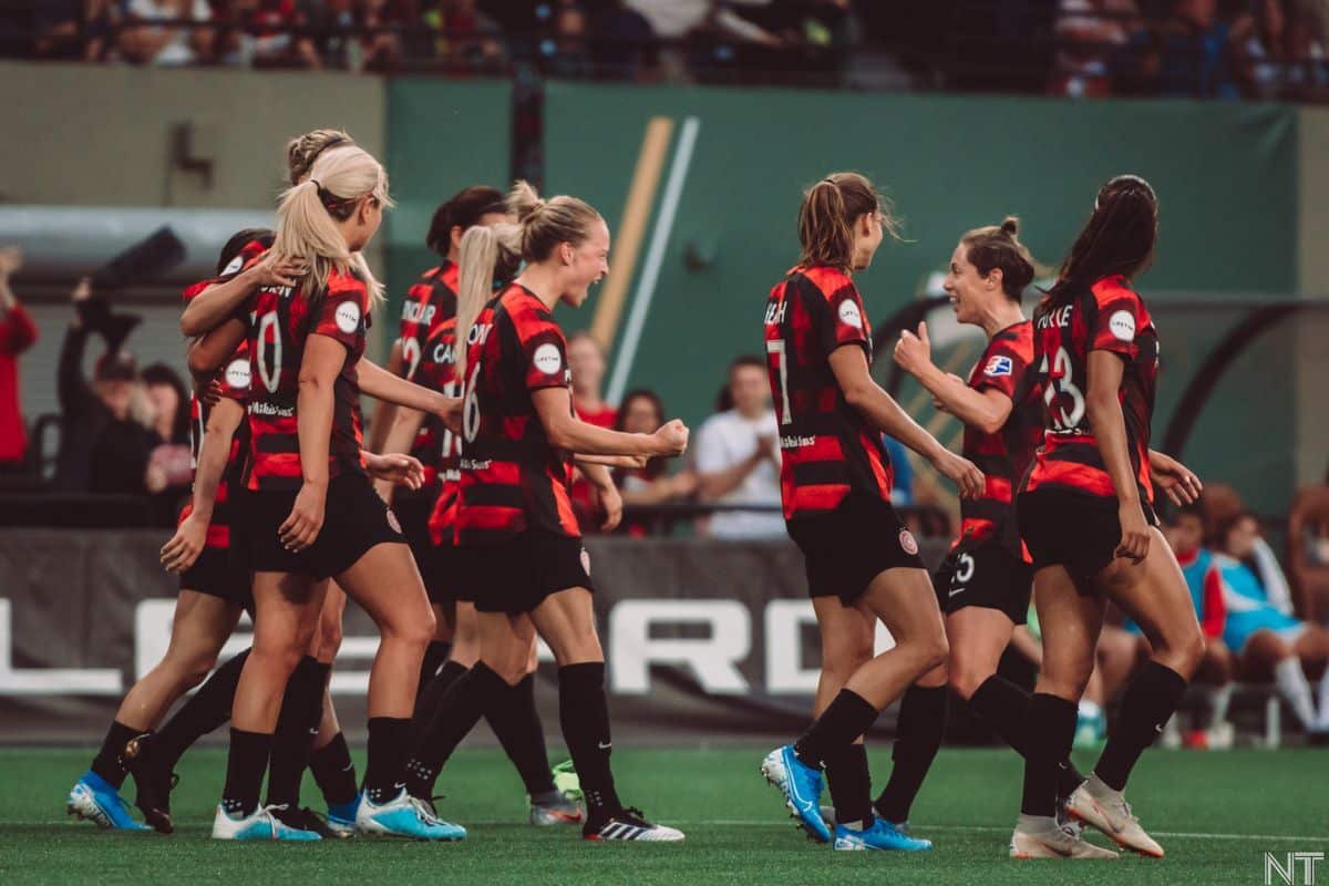 El equipo festeja el gol de Emily Sonnet (Crédito imagen: Stumptown Footy)