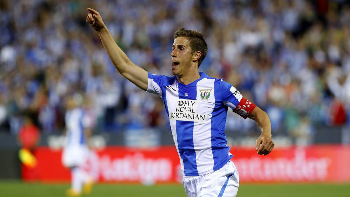 Alexander Szymanoswski en un partido con el Leganés