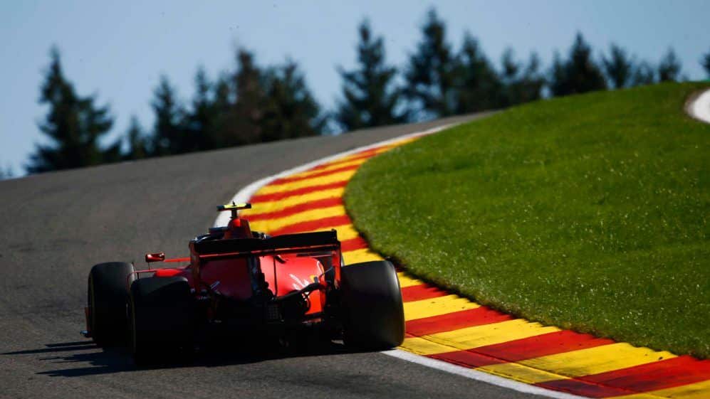 Vettel conduce su Ferrari en Eau Rougue. Cortesía: Formula1.com