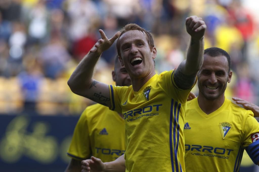 Álex Fernández celebra un gol con el Cádiz