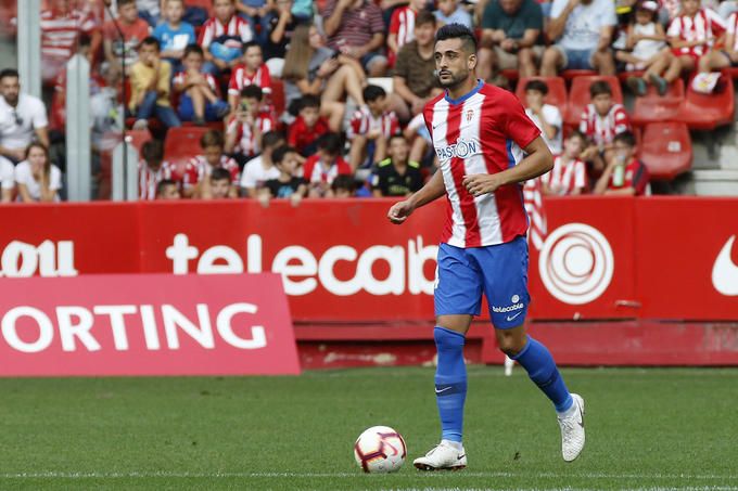 Álex Pérez en un partido con el Sporting