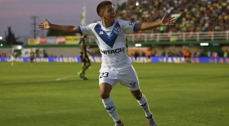 Thiago Almada en un partido con Vélez