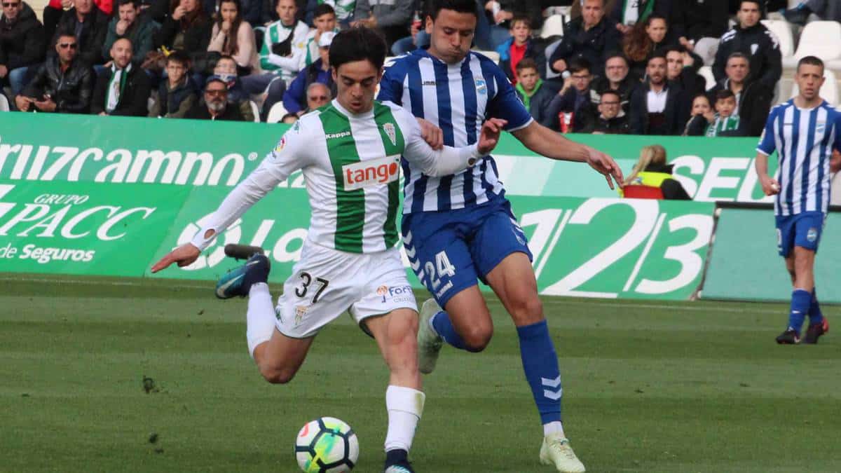 Álvaro Aguado en un partido con el Córdoba CF