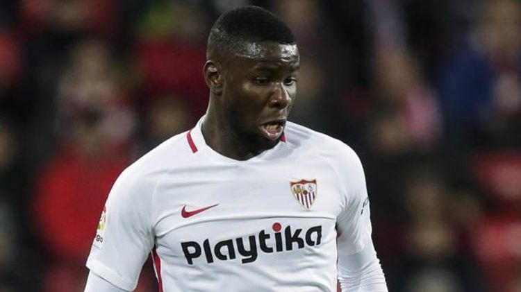 Amadou en un partido con el Sevilla