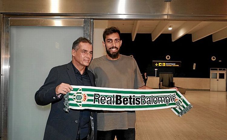 Borja Iglesias con Alexis Trujillo, secretario técnico del Betis en el aeropuerto de Sevilla