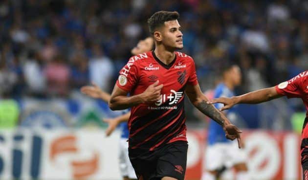 Bruno Guimaraes en un partido con Atlético Paranaense