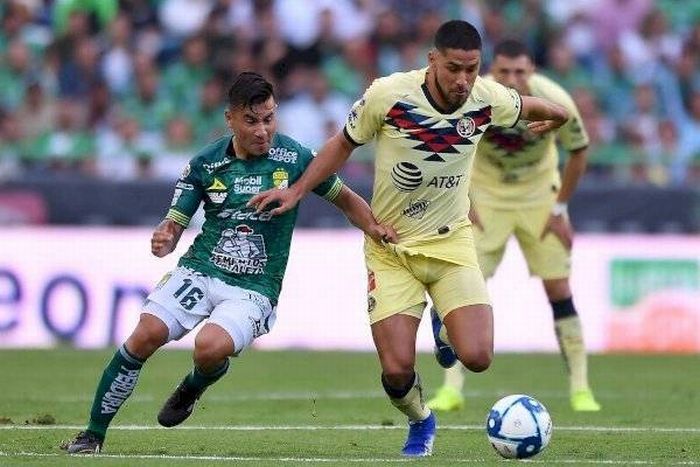 Bruno Valdez conduce el balón en un partido con el América