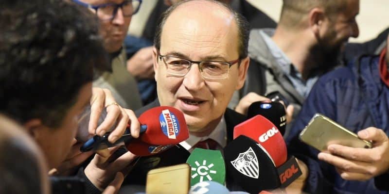 José Castro es preguntado por la prensa | Imagen: Sevilla FC