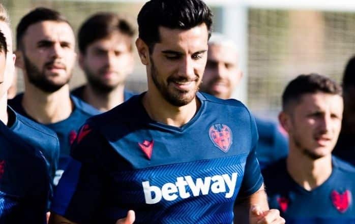 Chema en un entrenamiento con el Levante