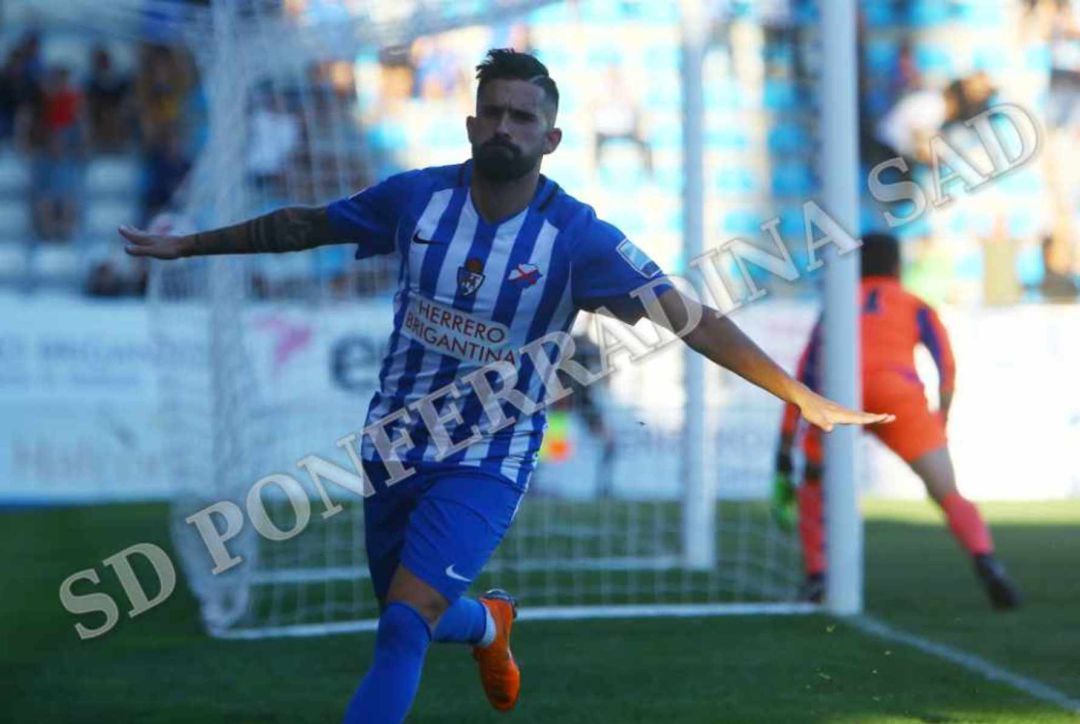 Dani Pichín celebra un gol con la Deportiva el pasado curso